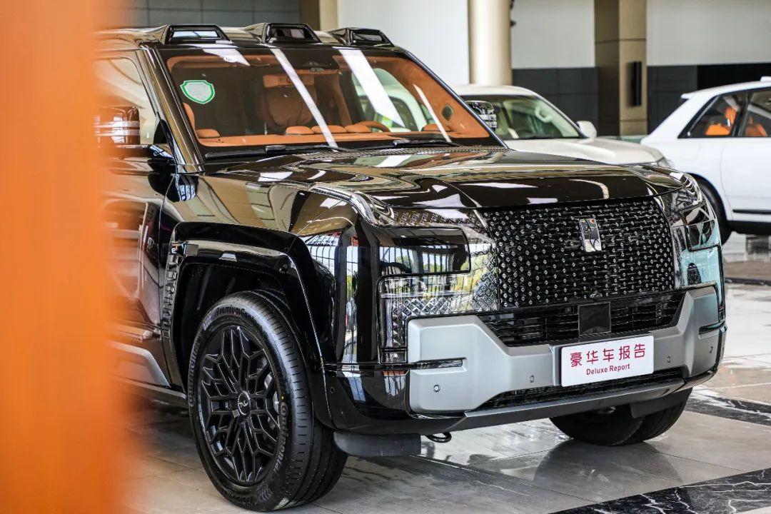 千万豪车终极对决：BRABUS G800 VS 劳斯莱斯库里南Black Badge版。