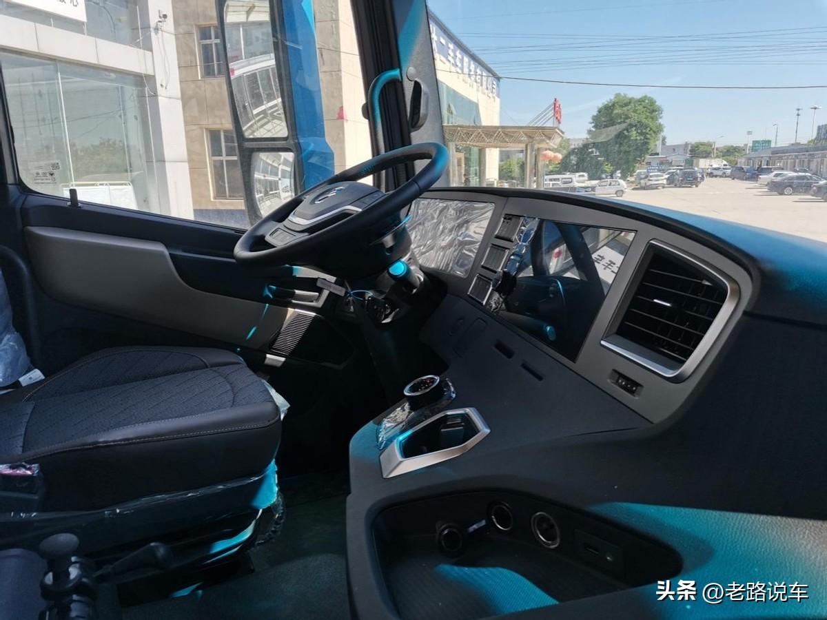 经典车型再改款 欧曼GTL星翼版520牵引车