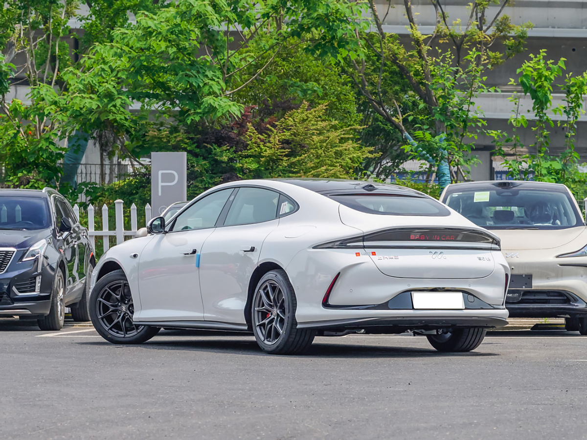 又一款新车对标特斯拉Model 3，智己L6续航达710km，关键长超4米9