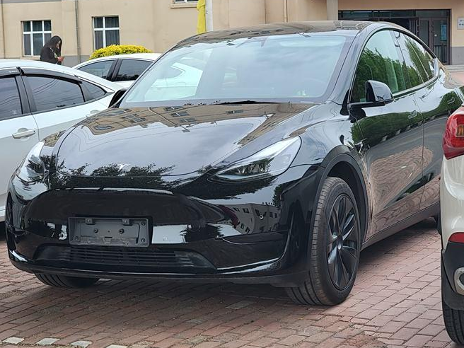 特斯拉 Model Y，豐富配置，樂(lè)趣操控