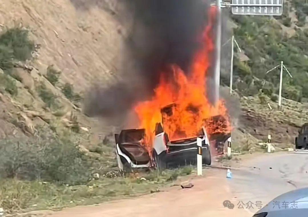 一首藍蓮花，路虎燒成渣！攬勝車主首保完跑318西藏燒毀全車