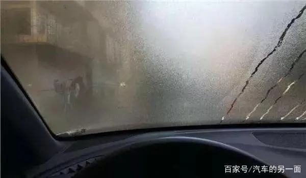 冬天駕駛，車內(nèi)玻璃起霧怎么辦 ？這4種方法，讓霧氣消失不見