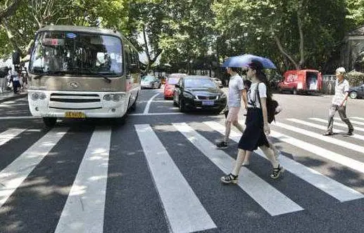 比礼让行人更让车主无奈的，就是5米禁停区，违规就罚3分150块