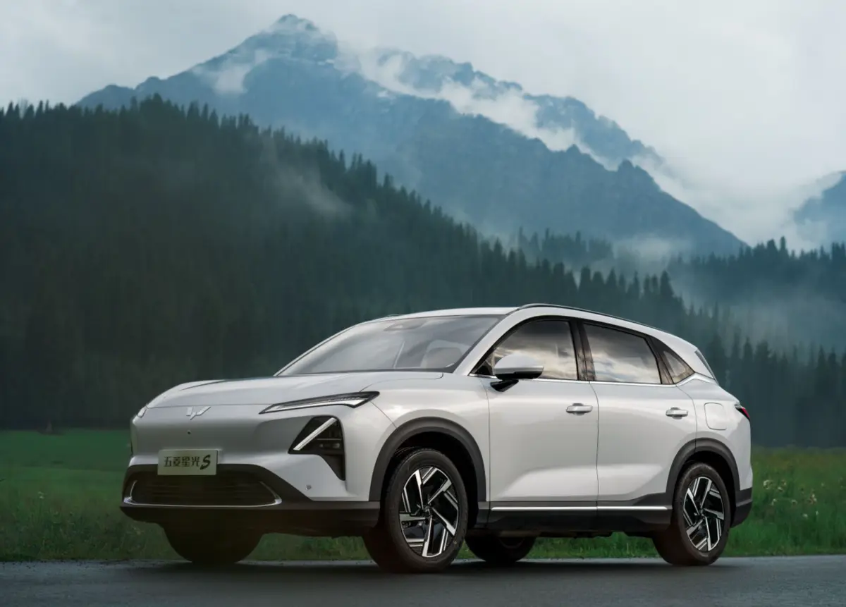 五菱星光S提供雙動力，實測油耗4L/100km，2C充電速度快，可家用