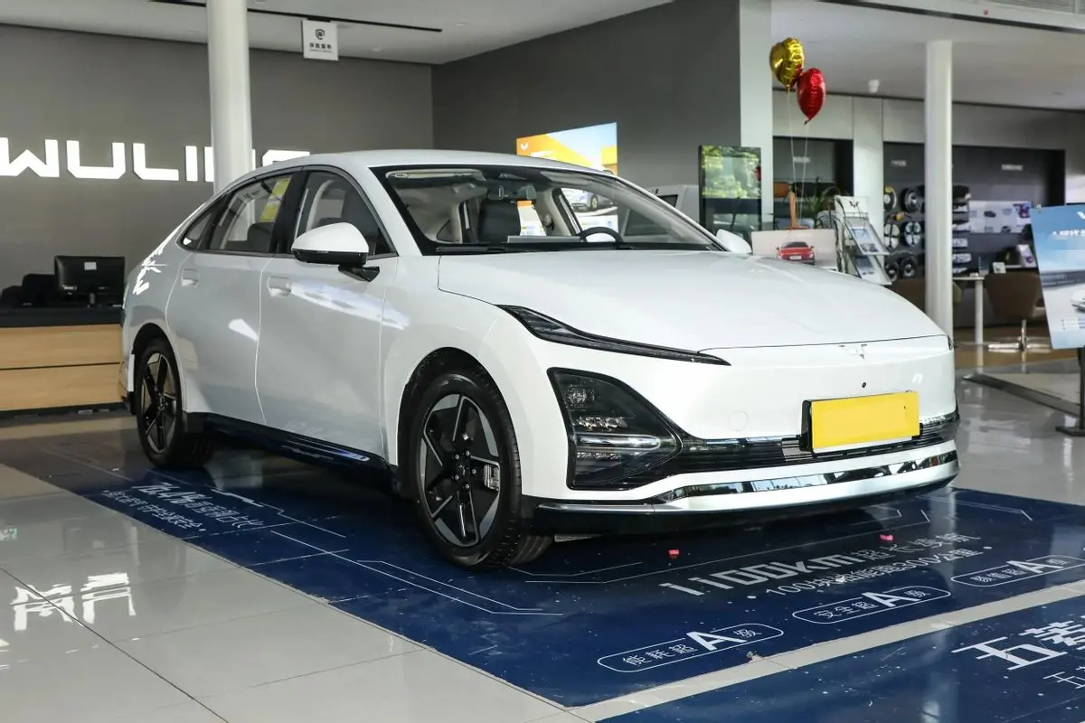 選純電家轎認準大品牌，星光和秦PLUS EV，誰更適合家用？