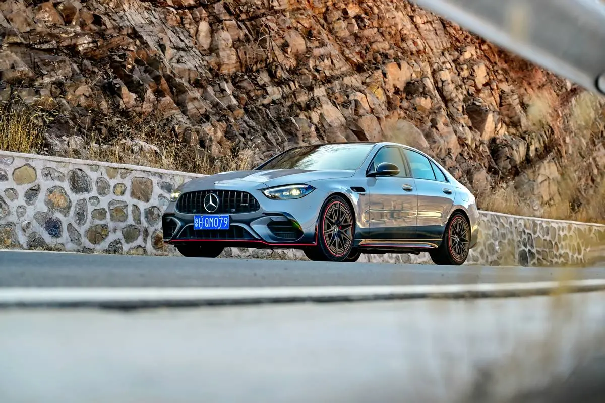 8缸變4缸！不再令人生畏的C63變得更強(qiáng)了？試駕梅賽德斯-AMG C 63 S E PERFORMANCE F1特別版