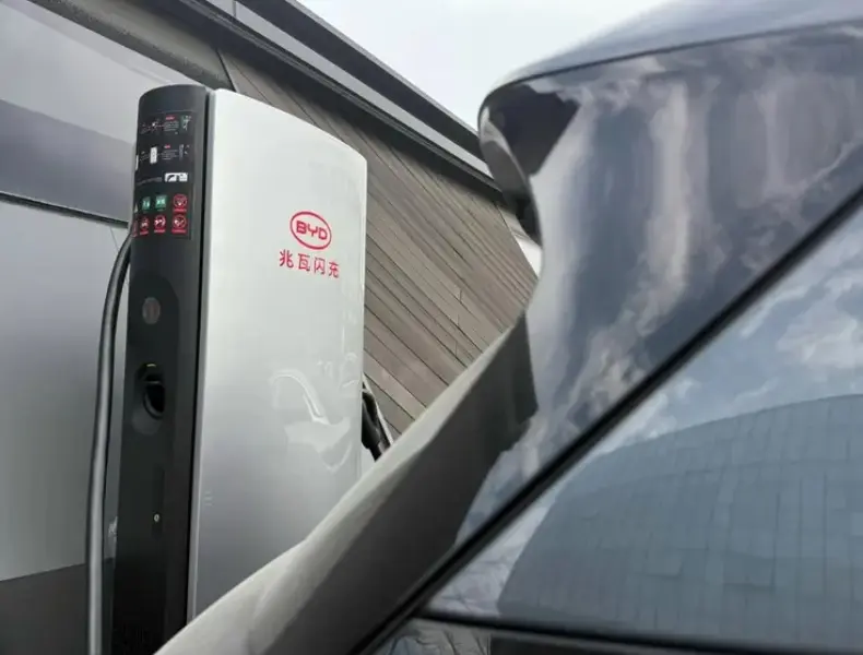 比亞迪超充樁曝光,雙槍充電模式或達1000kW