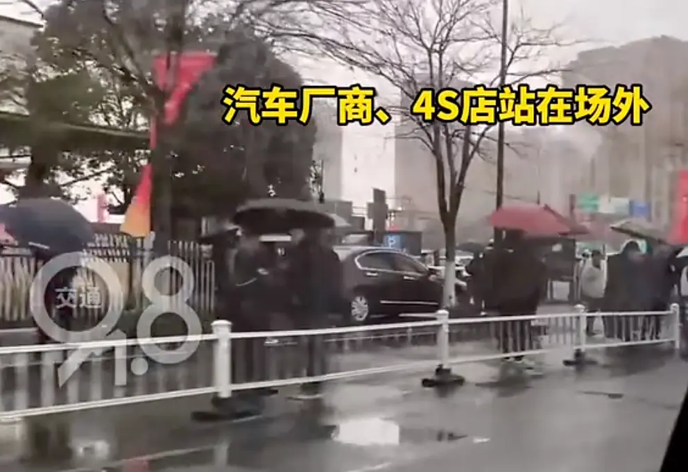 智界S7車(chē)主維權(quán)遭阻截 ，偷拍維權(quán)車(chē)主的車(chē)牌號(hào)，鴻蒙智行干的？