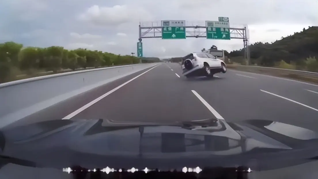 全球首破160km/h!騰勢N9以雙倍國際標(biāo)準(zhǔn)刷新魚鉤測試紀(jì)錄