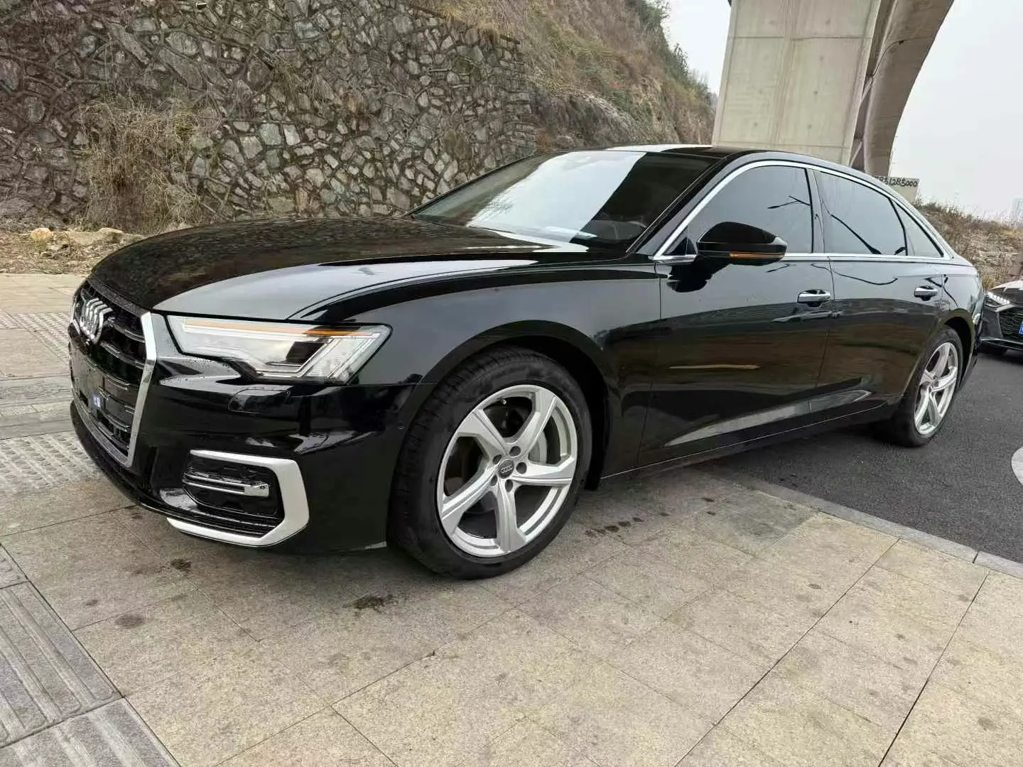 22款奧迪A6L，5萬公里一手準新車，宜商宜家，23.8萬值嗎？
