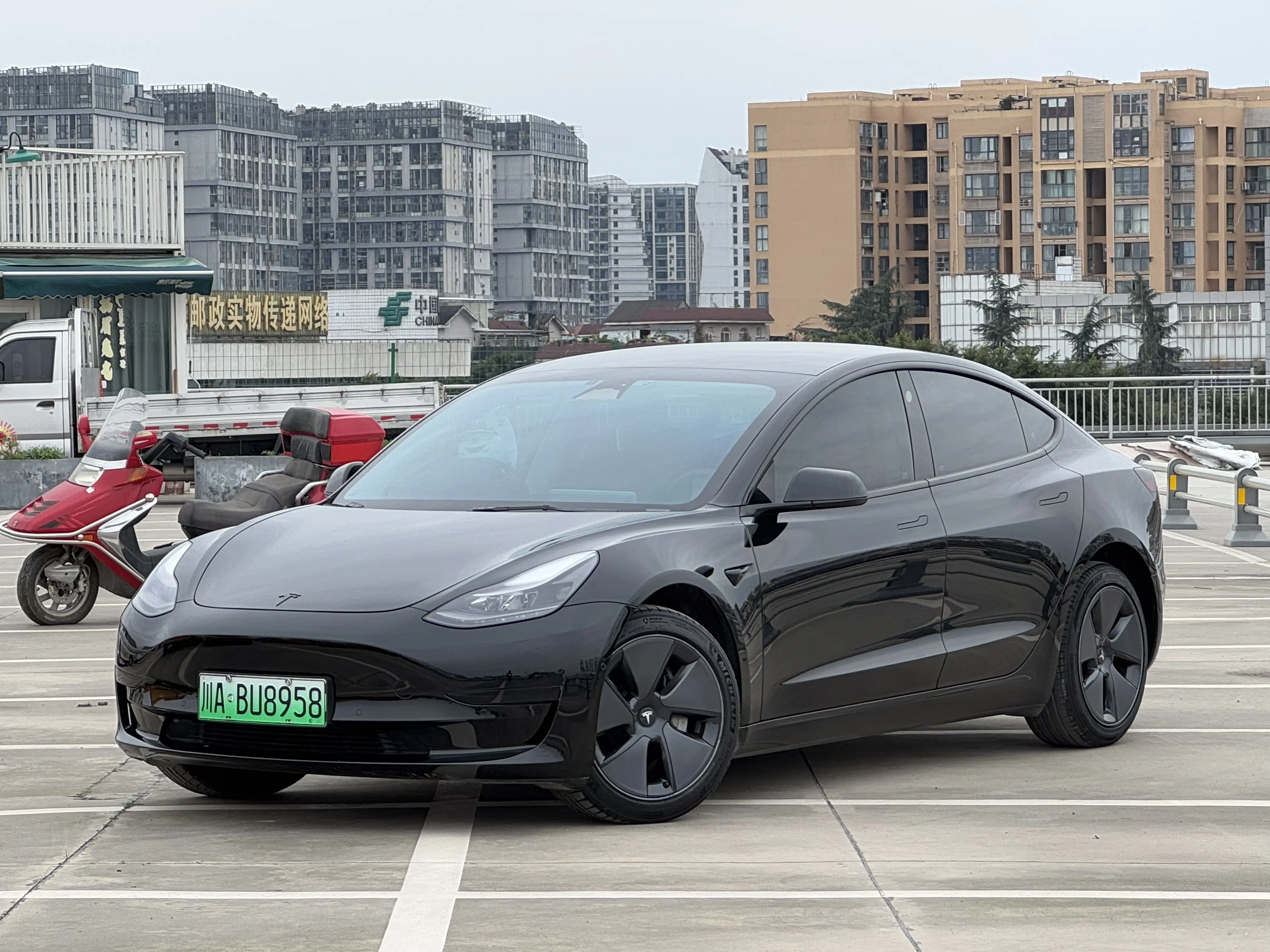2022款特斯拉Model3,百公里加速6.1秒,城市通勤新選擇?