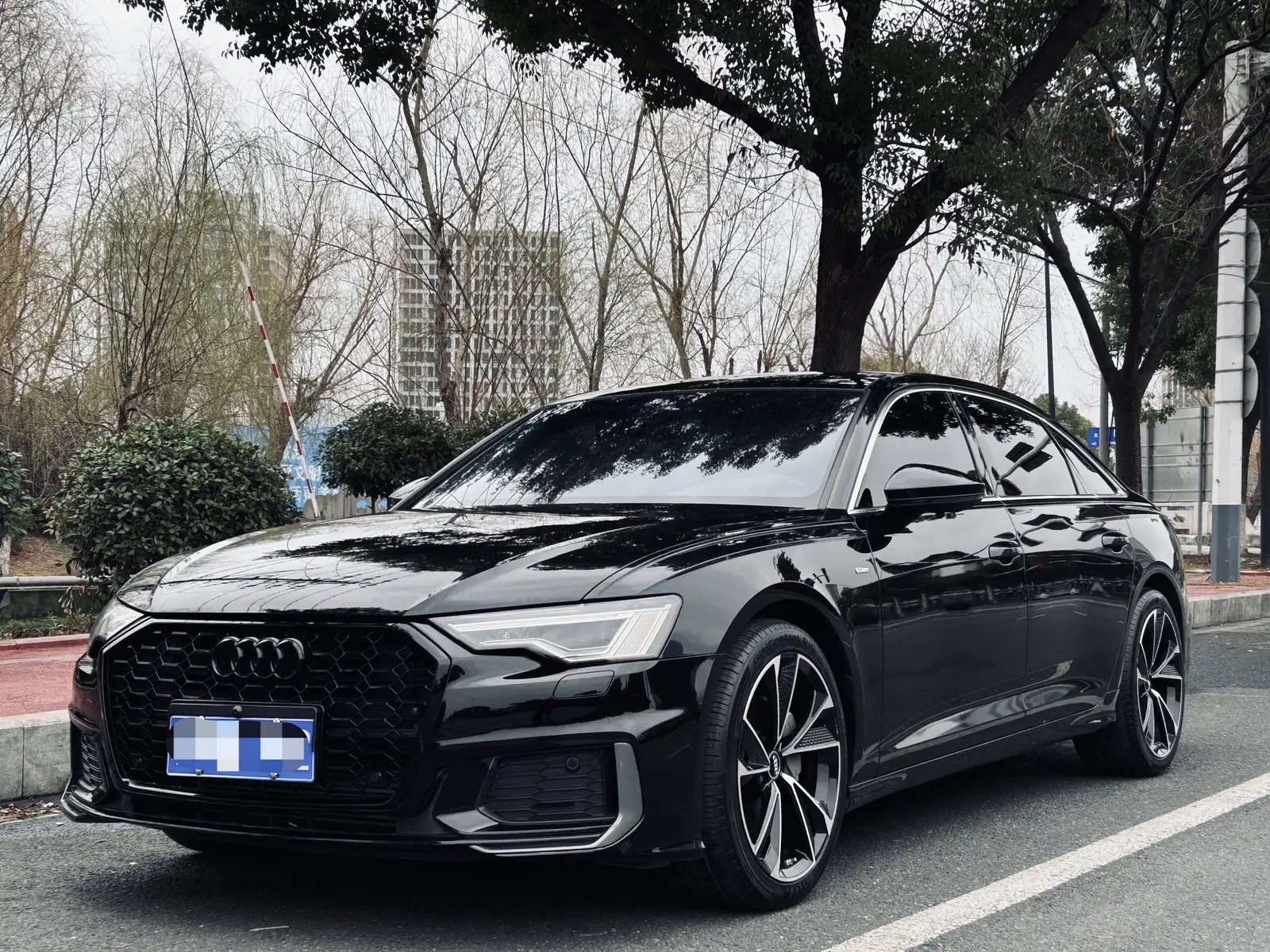 2021款?yuàn)W迪A6L，7.9秒破百，黑色外觀，適合追求速度與激情的你
