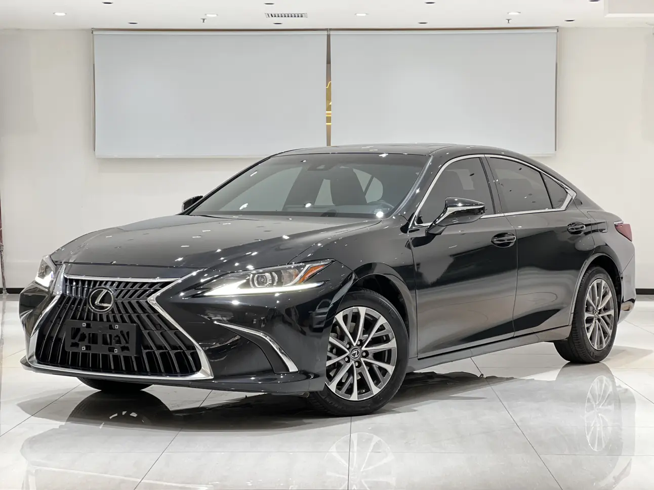 準(zhǔn)新車：2022款雷克薩斯ES260一手車，24.98萬值嗎？
