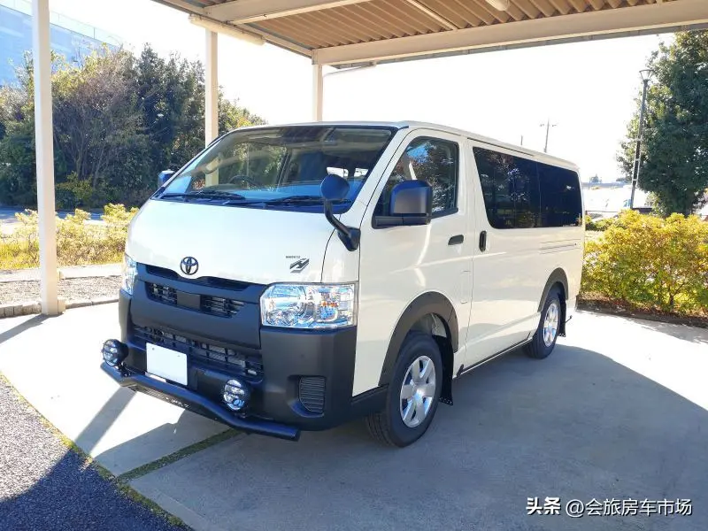 豐田海獅四驅(qū)露營(yíng)車,2.8T柴油151馬力,雙會(huì)客區(qū)還有兩張床位