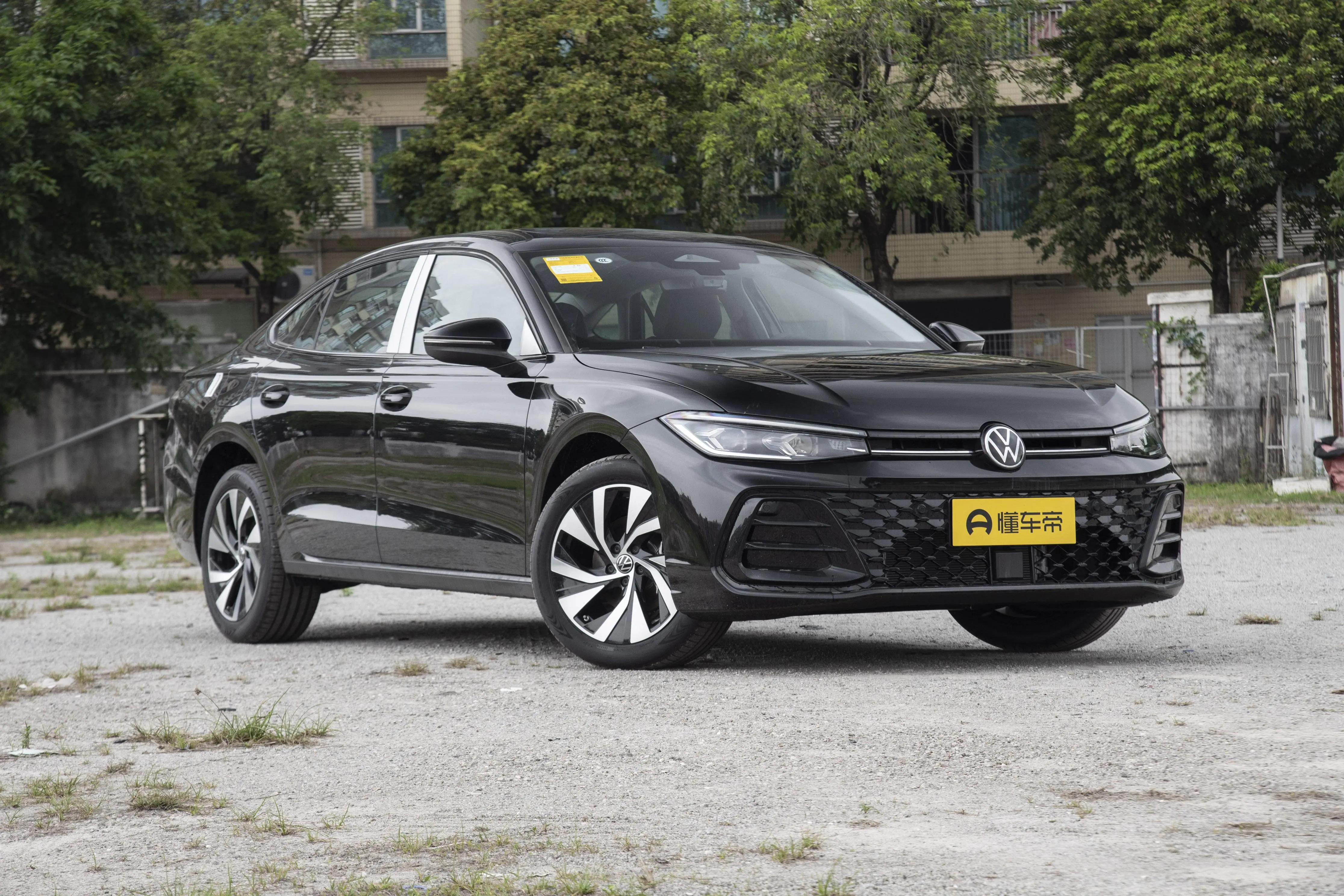 一口價(jià)16.99萬(wàn)元！上汽大眾帕薩特Pro 1.5T車(chē)型到店，雙外觀設(shè)計(jì)