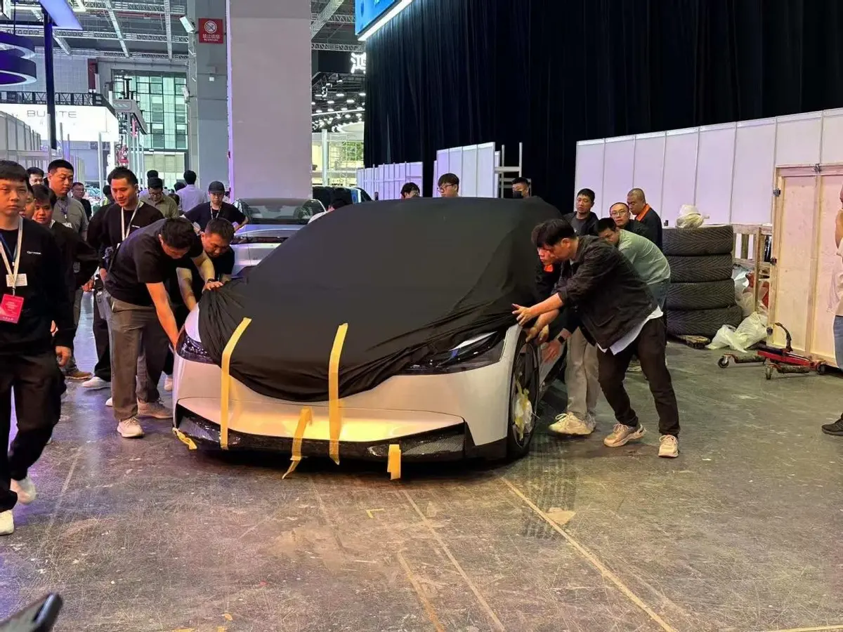 上海車展極狐展臺(tái)，獵裝車即將出沒(méi)，獵裝不再小眾了？