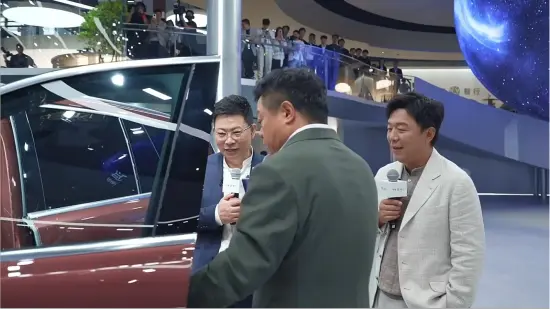 黃渤上海車展現場給問界M8潑冷水