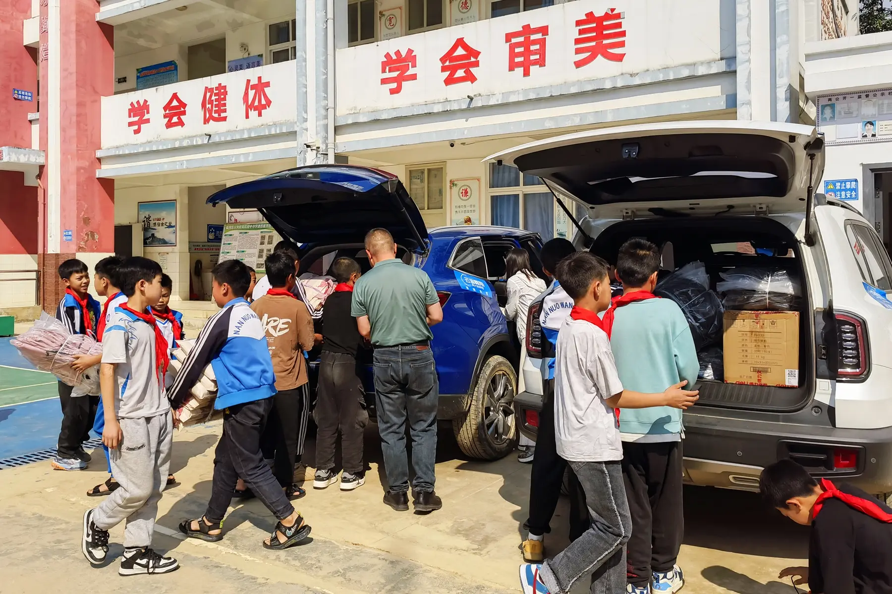 引擎轟鳴中的愛(ài)心傳遞：中緬孟斯拉力賽暨南糯村公益行啟幕
