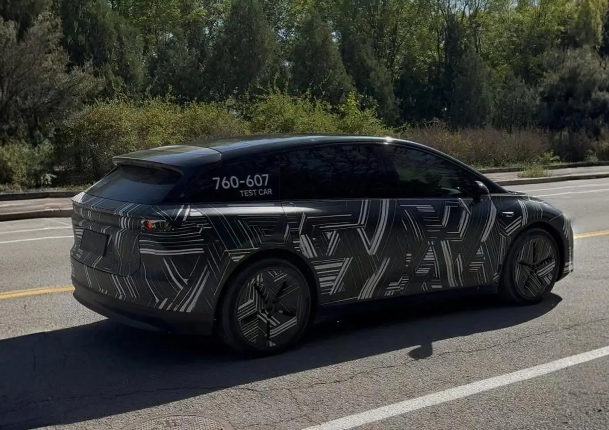 理想新車諜照，這是i6還是i7？