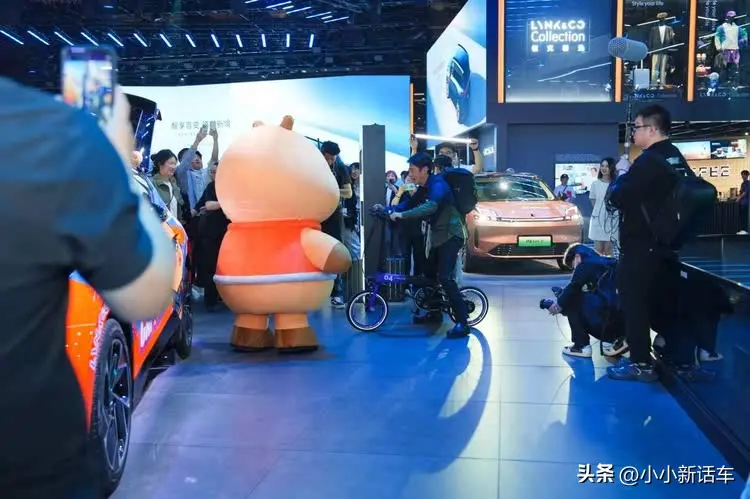 撒貝寧都愛！領克Z20攜卡皮巴拉亮相上海車展引圍觀