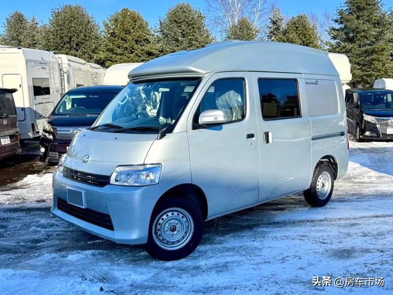 豐田小型四驅露營車,1.5L自動擋,翻折座椅上下床,能睡3人