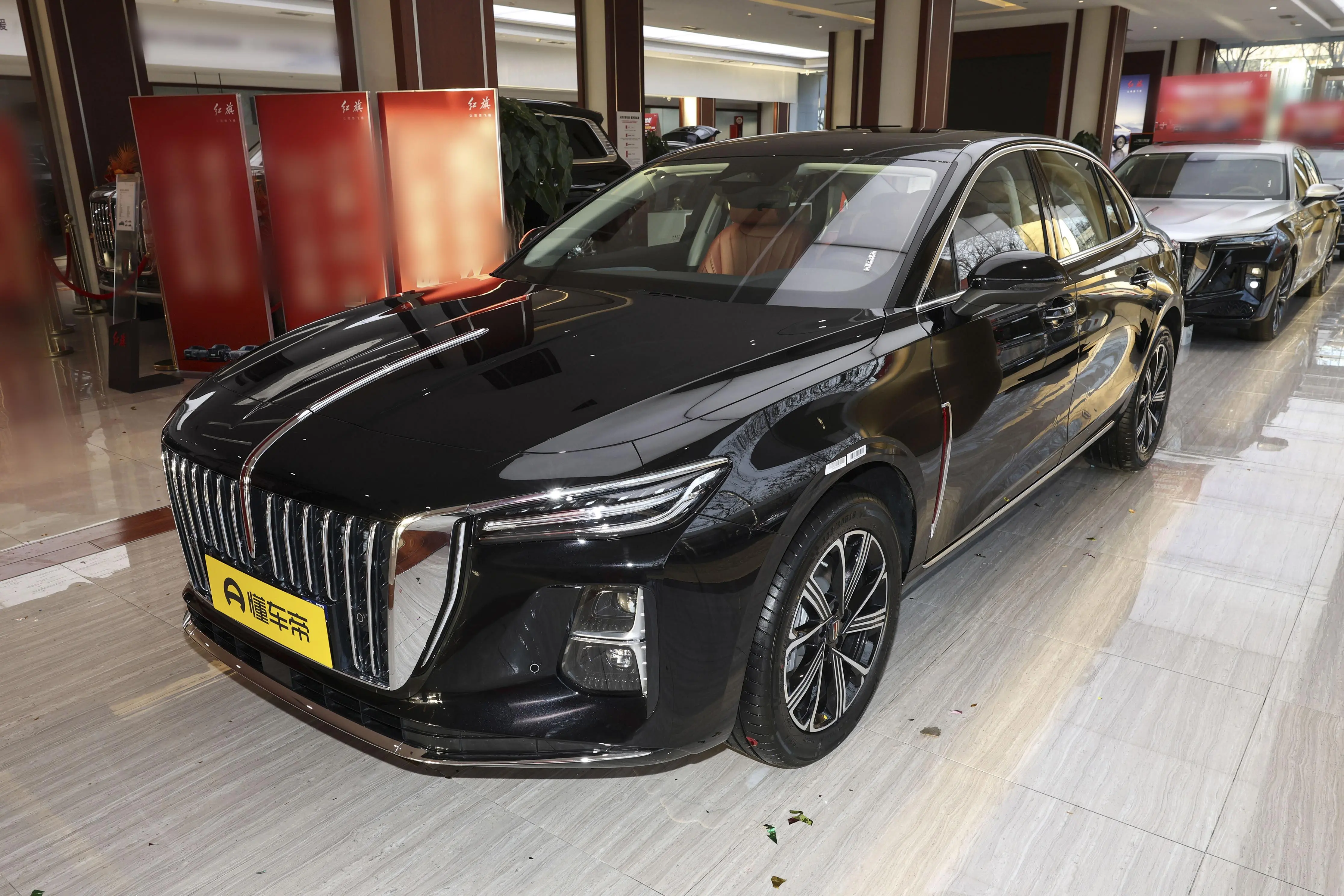 一汽紅旗H5 PHEV：超低能耗超長續(xù)航，豪華科技與寬敞空間