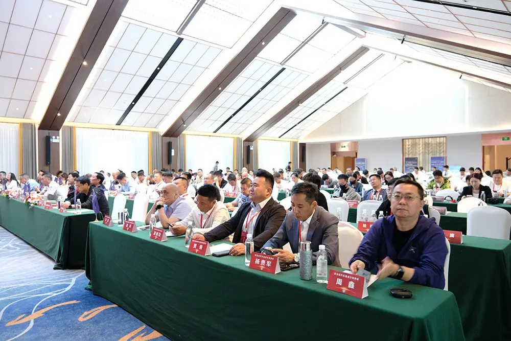 砥礪十載 開啟新篇——昆明市汽車租賃行業(yè)協(xié)會十周年慶典圓滿舉行