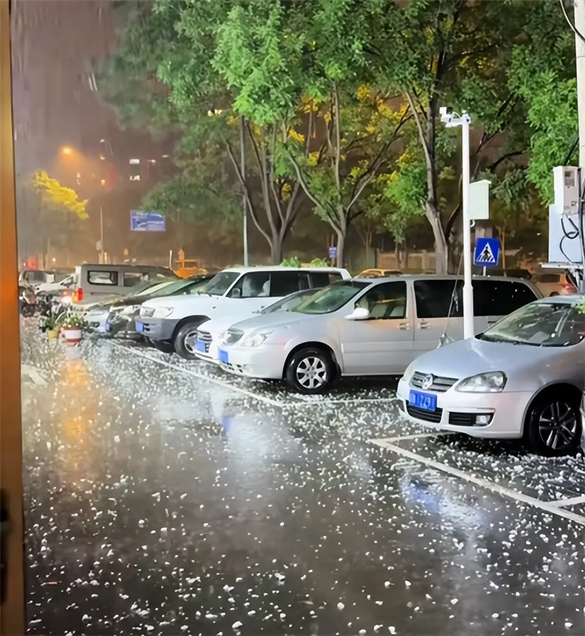 北京突降“雞蛋大”冰雹致車輛“毀容”！車主揪心：保險能賠嗎？河南車主夏季需警惕相似災害
