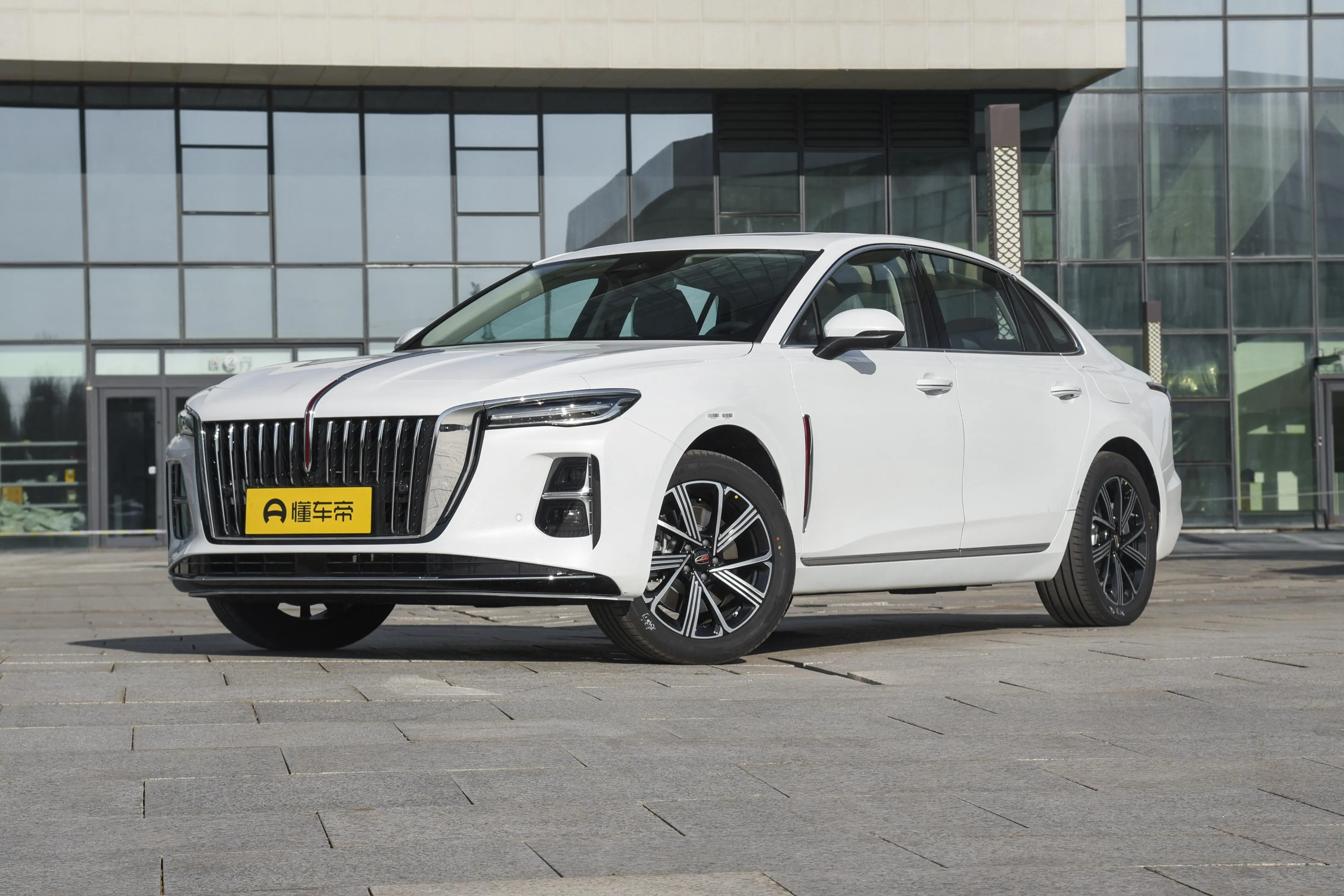 紅旗H5 PHEV：安全舒適又省油，紅旗新能源汽車的新選擇