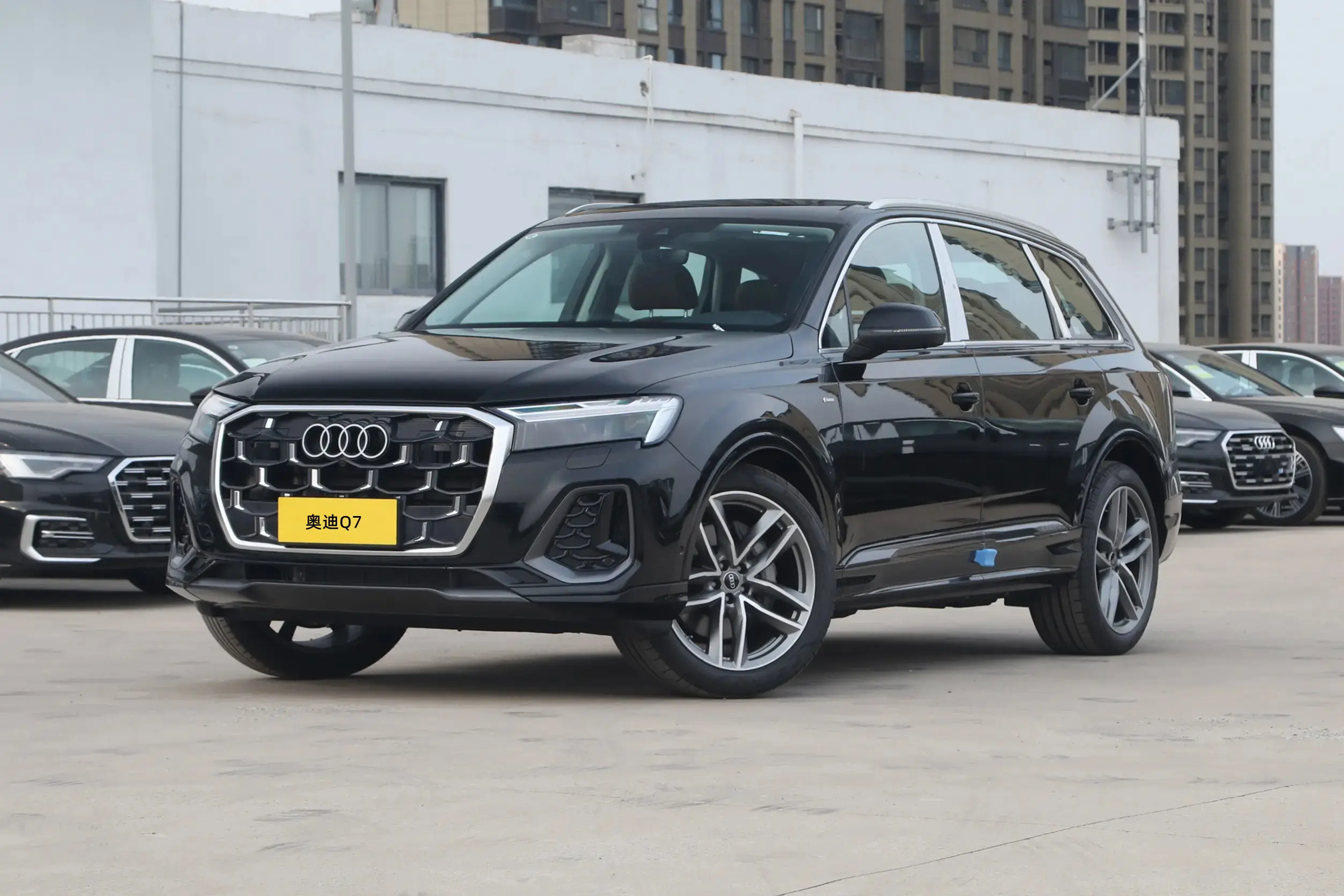 2025款奧迪Q7 2.0T運動型上市，增360全景/自動泊車，售63.68萬元