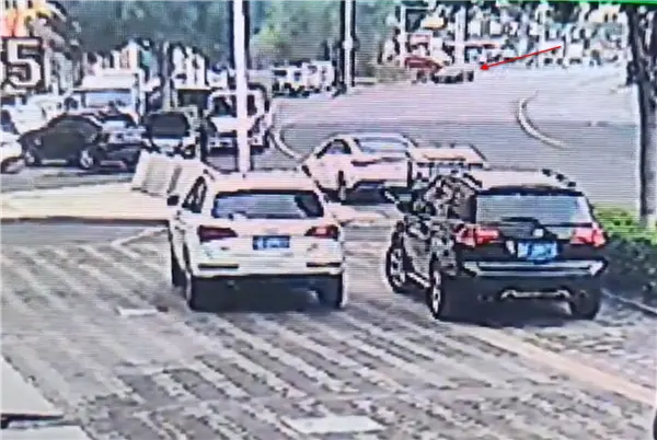 特斯拉過彎失控高速撞向路邊多車 路虎攬勝被撞廢