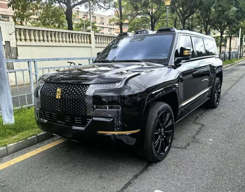 仰望U8L實車出街，鍍金車標，車長5米4還帶“天地門”+三激光雷達