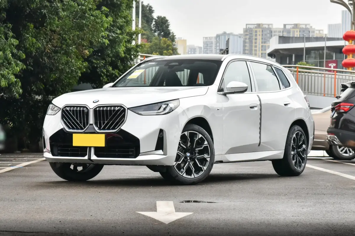 車身尺寸進(jìn)一步提升，內(nèi)外設(shè)計(jì)全面變革，實(shí)拍2025款寶馬X3L
