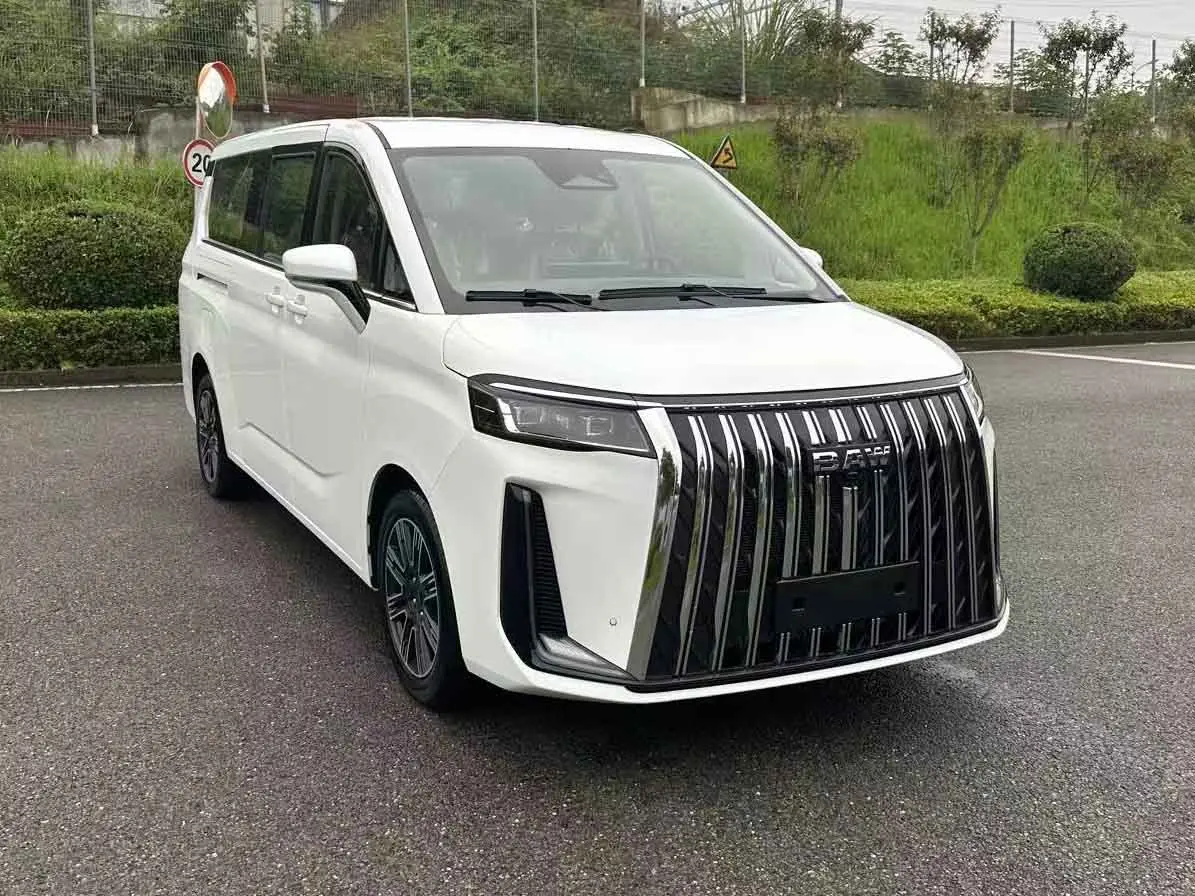 北汽制造新款MPV曝光，車長5317mm，側(cè)滑門，7/9座都有，兩種動力