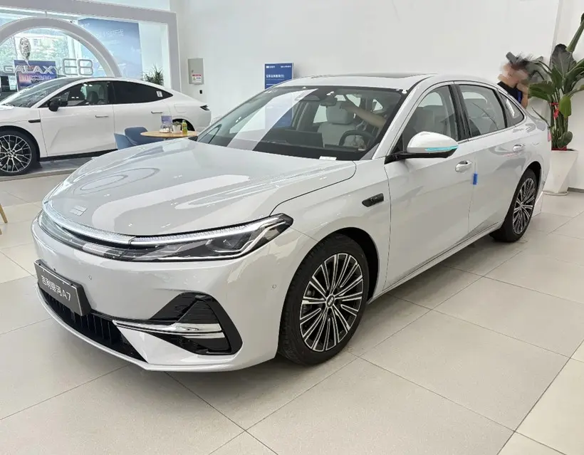 吉利銀河A7到店，軸距近2米85，饋電油耗2L級(jí)還帶2100km綜合續(xù)航