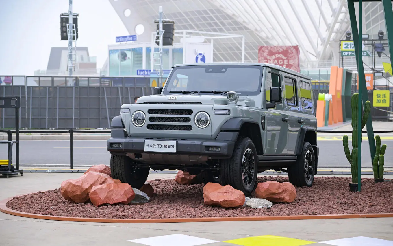 212越野車升級款 T01檢閱官 / 風潮之下,無硬不做