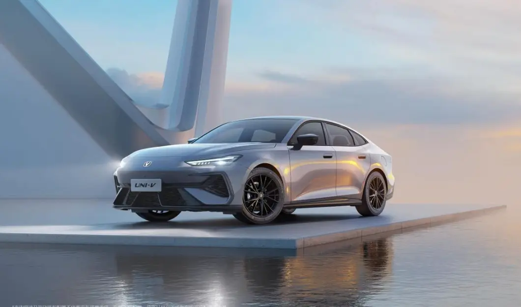第三代長安UNI-V，A7變蘭博基尼，年輕人的第一臺車！