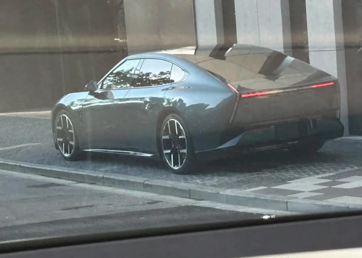 全新小鵬P7實(shí)車曝光！續(xù)航820km+電動(dòng)尾翼，三季度上市