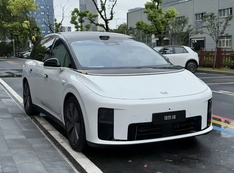理想i8現(xiàn)身，內(nèi)外設計基本延續(xù)MEGA，長超5米，標配四驅(qū)+激光雷達