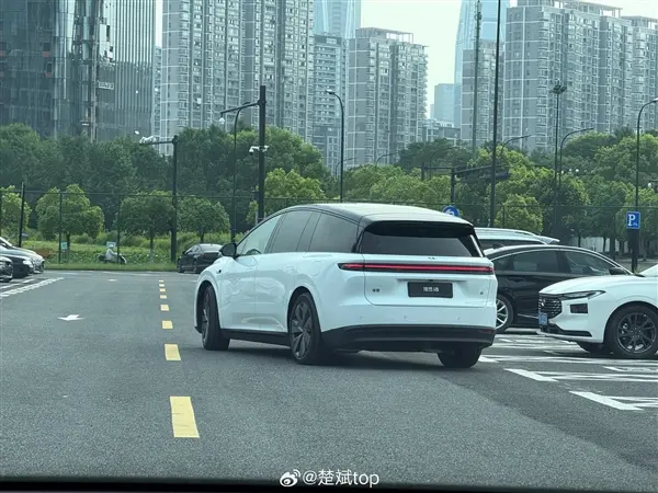 理想 i8 內(nèi)飾諜照曝光，科技與空間雙提升，與理想 L8 內(nèi)飾存差異