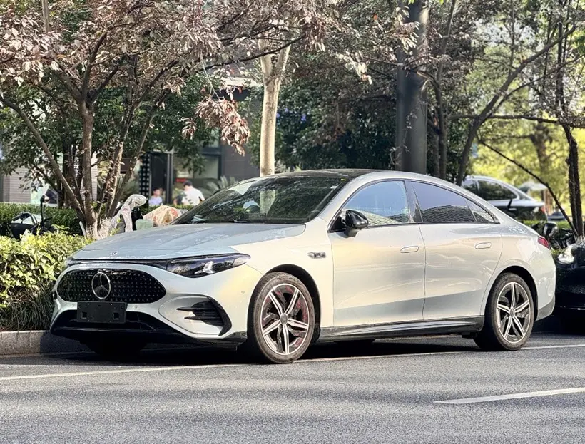 奔馳純電CLA街頭現(xiàn)身，軸距2米83，內(nèi)置三聯(lián)屏，最高續(xù)航達(dá)866km