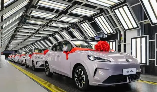 【E汽車】全新MG4電動版正式投產(chǎn)，實(shí)車首秀搭載OPPO智能互聯(lián)系統(tǒng)