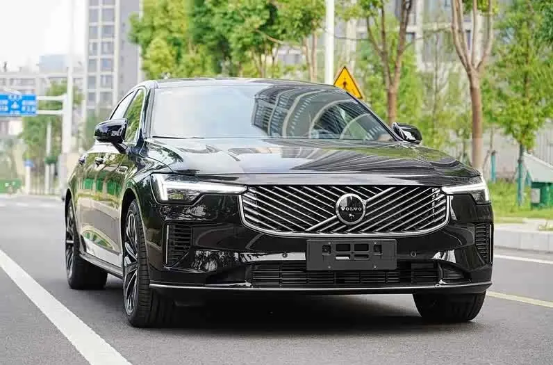 車長(zhǎng)超5米，標(biāo)配2.0T+8AT動(dòng)力，沃爾沃S90真實(shí)表現(xiàn)如何？