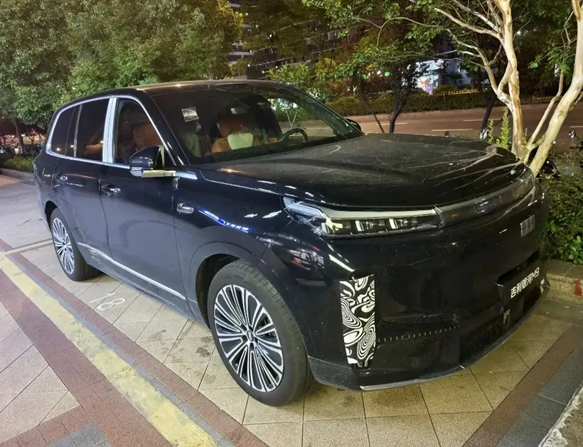 吉利銀河M9街頭現身，車長超5米2，油耗4L級，綜合續航超1500km