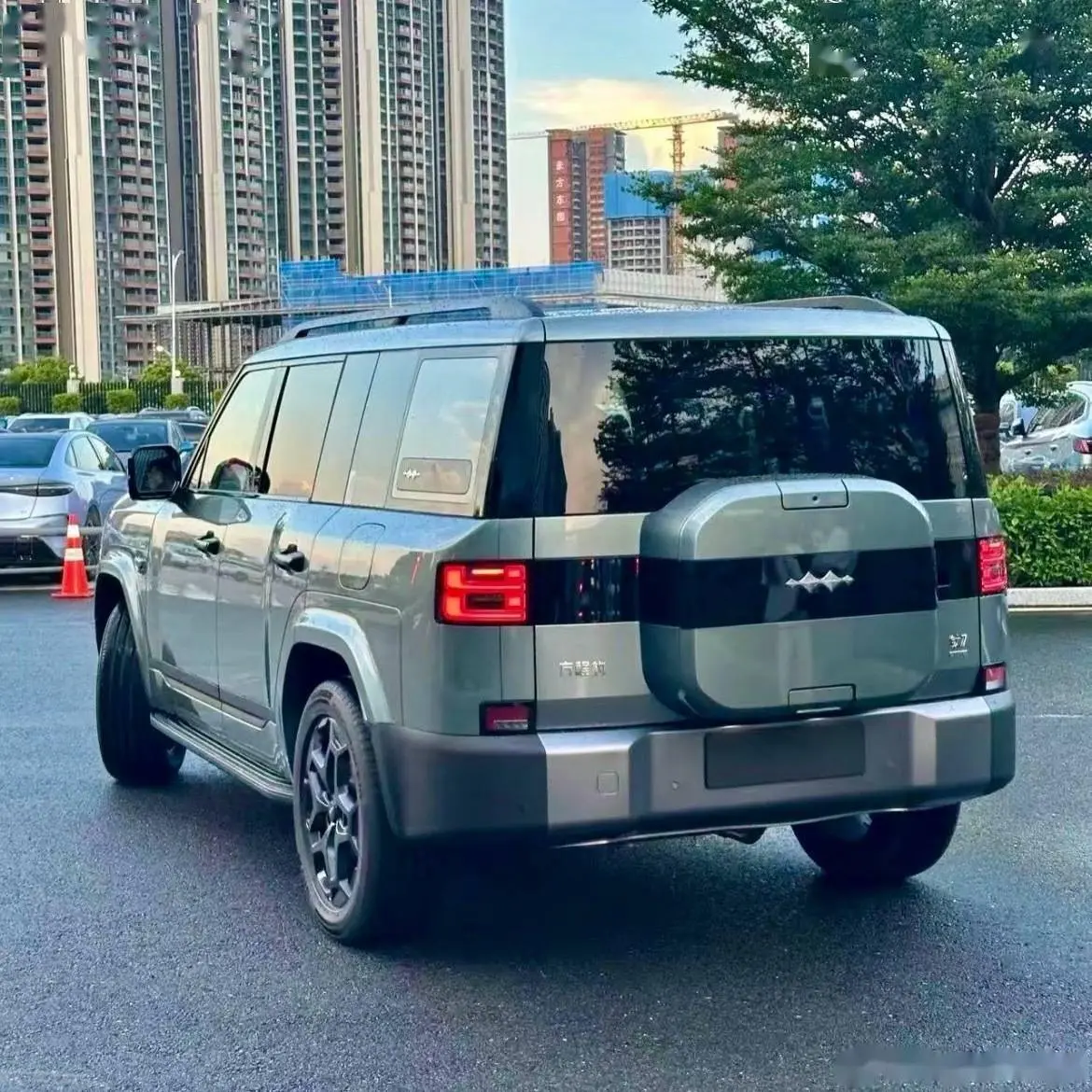 方程豹鈦7實(shí)車曝光，硬派方盒子造型亮眼，主打城市家用