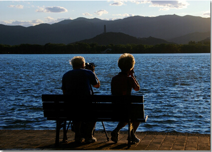 是七十岁的时候拖着老伴儿的手一起在公园散步,一起在长椅上看夕阳