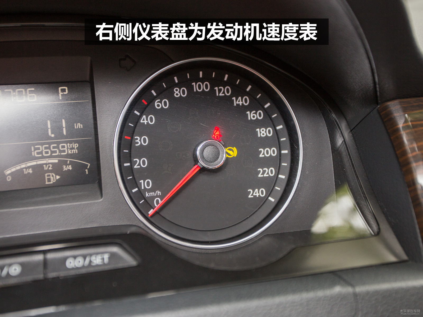 速度表指针同样采用红色设计,对比效果明显.