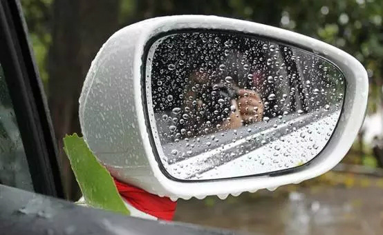 单反 爱车后视镜 朦胧细雨=高逼格朋友圈自拍照