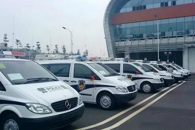 威霆警车在国内外都比较常见,梅赛德斯-奔驰威霆以其优异的动力性