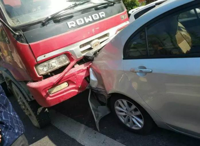 吉利汽车4s店-帝豪马路遭大货车追尾
